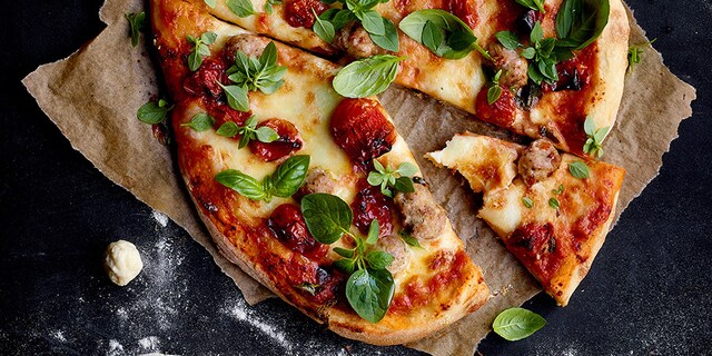 Pizza aux tomates cerise confites et boulettes