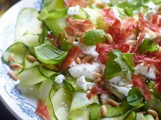 Salade van courgettes met geitenkaas en knapperige ham