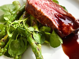 Côte à l’os, gegrilde groene asperges en rode wijnsaus