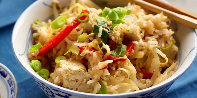 Kruidig wokgerecht met rijst en tofu