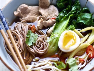 Ramen aux œufs mollets, à l’émincé de porc et au paksoi