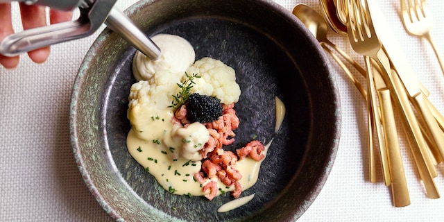 Espuma van bloemkool met garnalen en hollandaisesaus