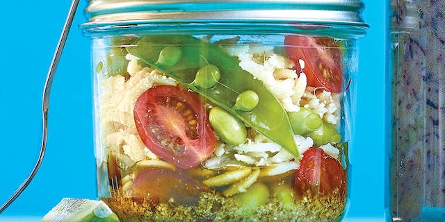 Pastasalade met sugar snaps, edamamebonen en pesto