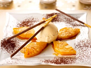 Ananas geflambeerd met wodka, speculaasijs