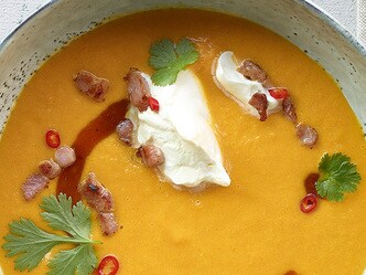 Soupe de carottes au lait de coco et chantilly aux lardons
