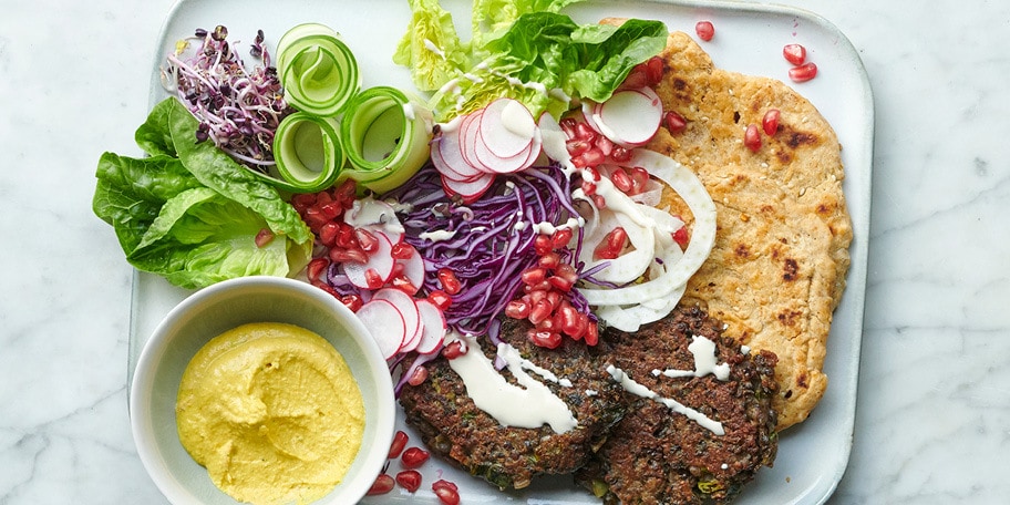 Assiette orientale aux galettes de lentilles Beluga