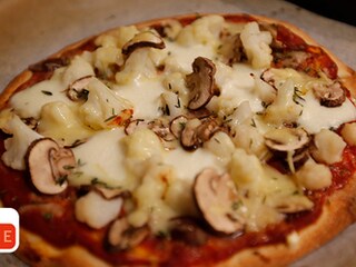 Pizza au chou-fleur, champignons bruns, chicorée rouge, gruyère et thym frais
