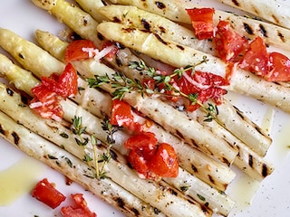 Gegrilde asperges met gedroogde tomaten en parmigiano