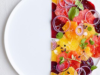 Citrussalade met rode bieten en gembervinaigrette