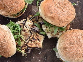 Lamsburgers in een auberginejasje