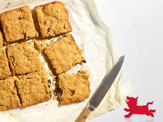 Vierkante zandkoekjes met havervlokken en studentenhaver