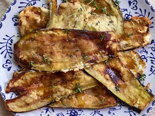 Krokante aubergines met honing