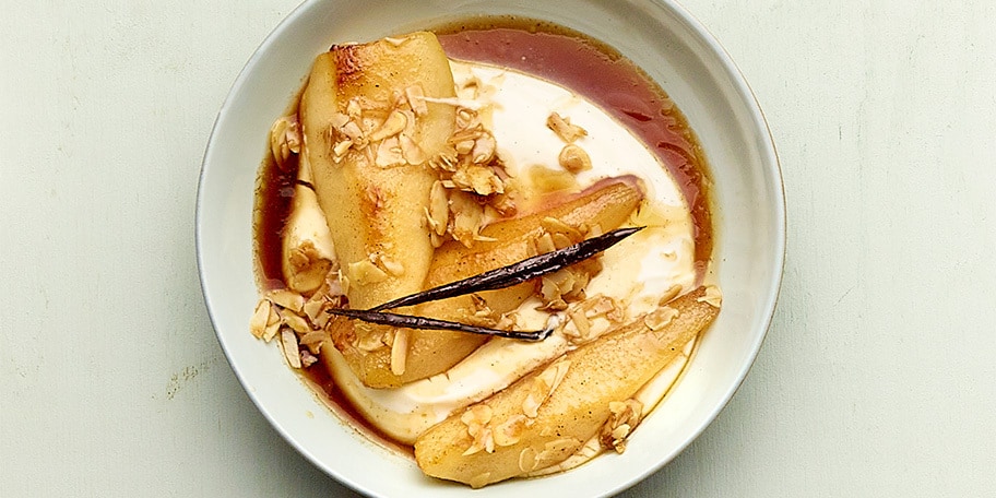 Yoghurt met peren, amandelen en koffiesiroop