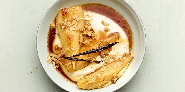 Yoghurt met peren, amandelen en koffiesiroop