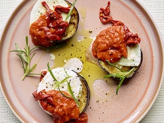 Canapés van aubergines met mozzarella en spicy salsa