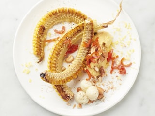 Tentacules de maïs avec crème de maïs et céleri-rave, piment et cacahuètes