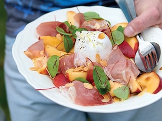 Salade de pêches au culatello et à la burrata