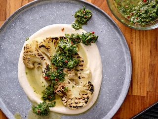 Gegrilde bloemkool met chimichurri en tahinisaus