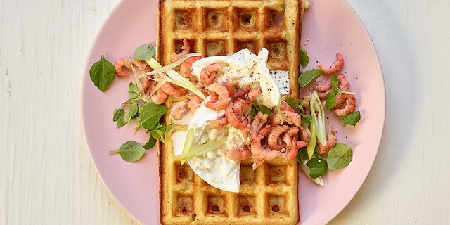 Wafels met pesto, mozzarella en grijze garnalen