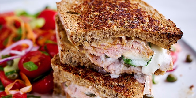 Croque au vitello tonnato et à la mozzarella