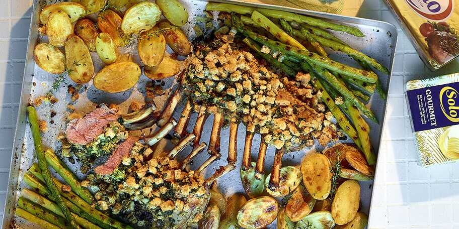 Couronnes d’agneau au crumble de persil, asperges grillées et grenailles rôties