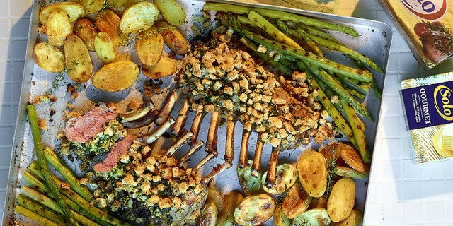 Couronnes d’agneau au crumble de persil, asperges grillées et grenailles rôties