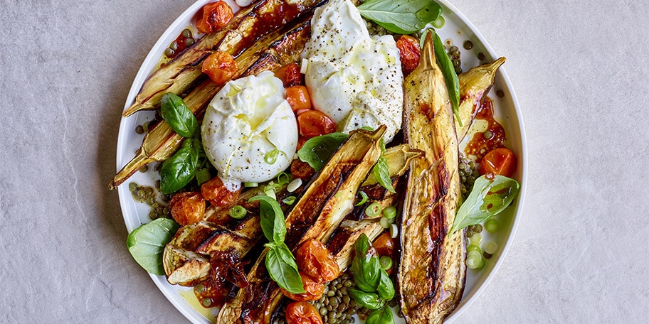 Linzensalade met aubergines en burratabollen