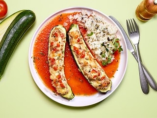 Courgettes gevuld met vlees en rijst, met geroosterde tomatensaus