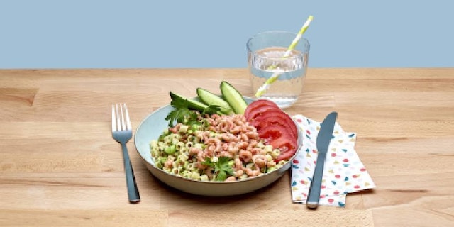Pastasalade met grijze garnalen, tomaten en linzen