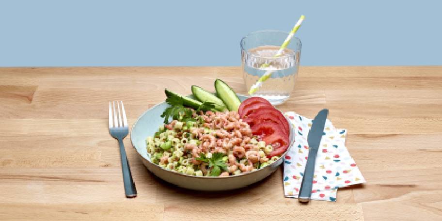 Pastasalade met grijze garnalen, tomaten en linzen