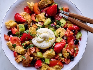 Panzanella met aardbeien en burrata