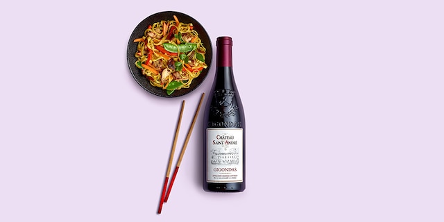 Gebakken noedels met kip en curry