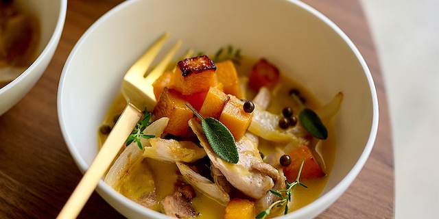 Effilochée de poularde avec sauce au butternut, citron et lard fumé