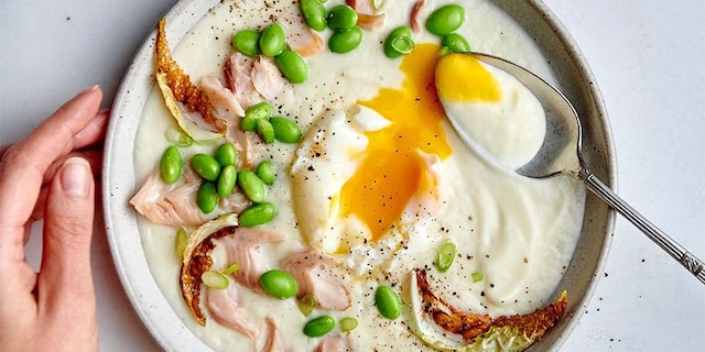 Bloemkoolcrème met perfect eitje en gerookte forel