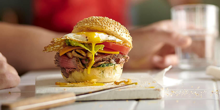 Gebraden rundsburger met spiegelei