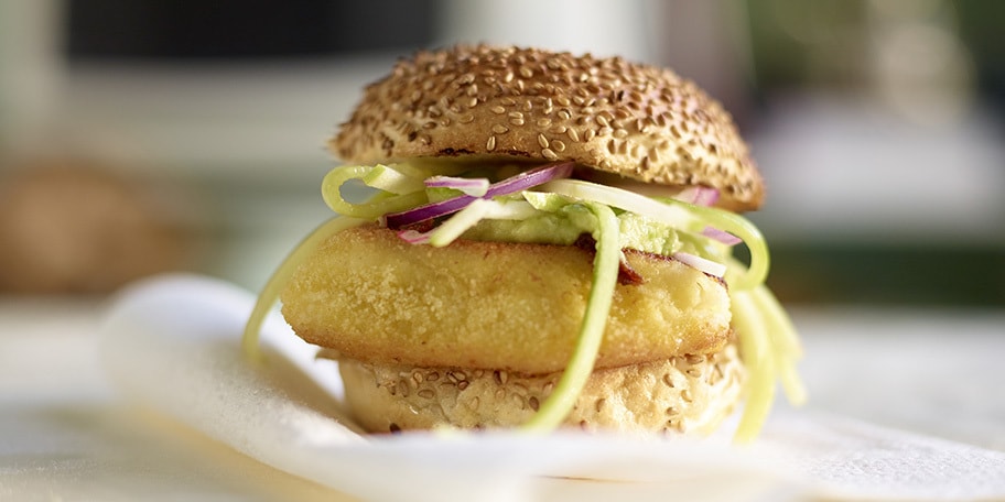 Fishburgers met guacamole en appelsalade