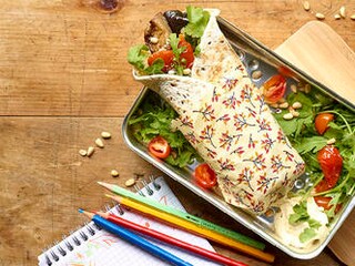 Wraps veggie à l’aubergine rôtie et au houmous