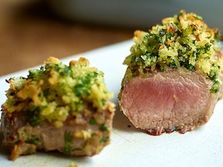 Filet d’agneau au crumble de persil et gratin de courgettes