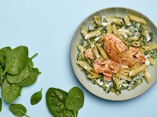 Penne met ricotta, spinazie en gegrilde zalm