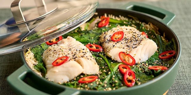 Cabillaud à la vapeur au riz, aux épinards et au gingembre