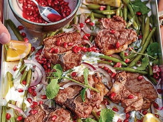 Geroosterde lamskoteletjes, salade van prinsessenboontjes met granaatappel