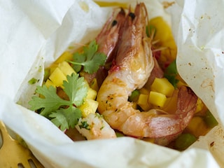 Grandes crevettes en papillotes à la mangue et au citron vert