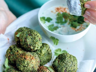 Boulettes de quinoa aux épinards, sauce au yaourt