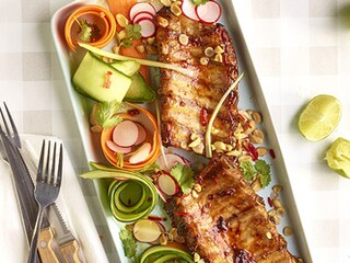 Aziatische spareribs en slaatje van krokante groenten