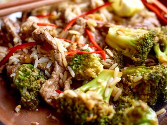 Gebakken rundvlees met broccoli en pinda’s