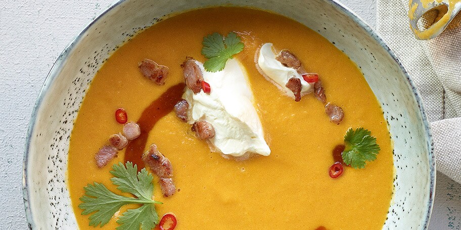 Soupe de carottes au lait de coco et chantilly aux lardons