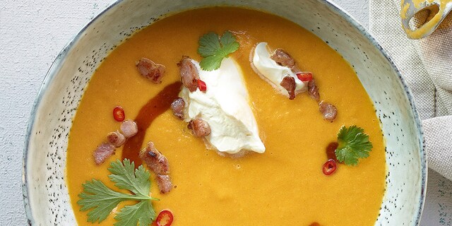 Soupe de carottes au lait de coco et chantilly aux lardons