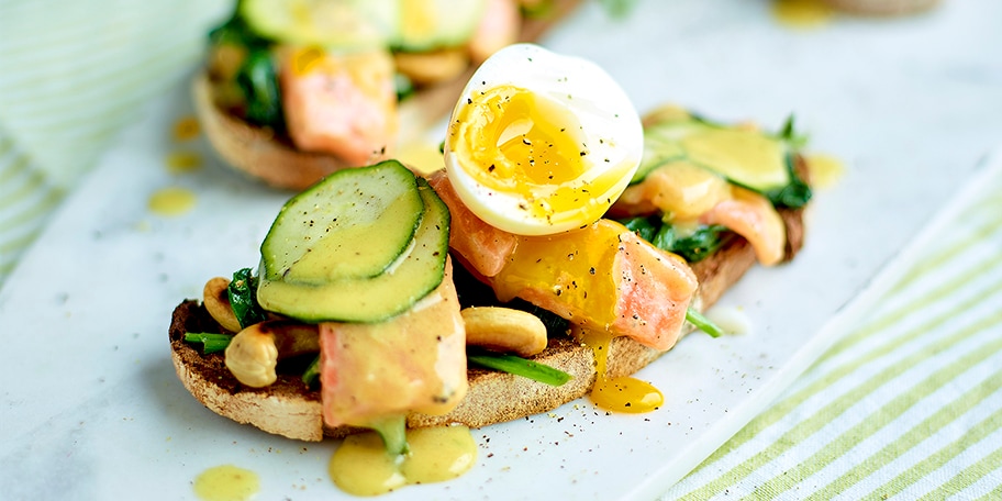 Toast met gemarineerde zalm en zachtgekookte eieren