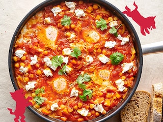 Shakshuka met kikkererwten en verse geitenkaas