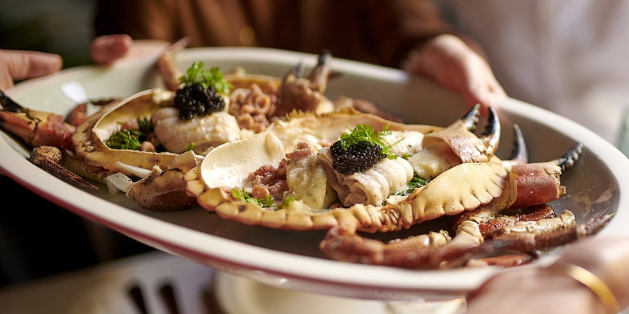 Noordzeekrabben met tongfilets, grijze garnalen en kaviaar